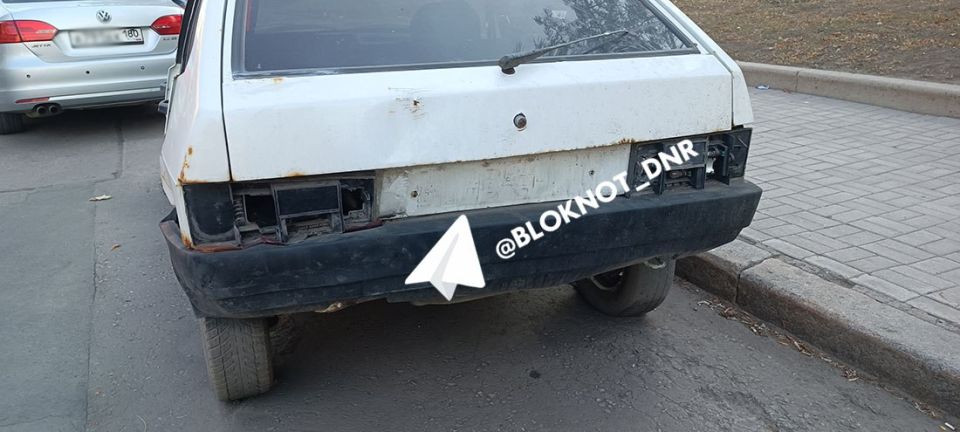 Авторазборка в центре Донецка: на площади Ленина брошенную тачку растаскивают по запчастям Авторазборка в центре Донецка: на площади Ленина брошенную тачку растаскивают по запчастям