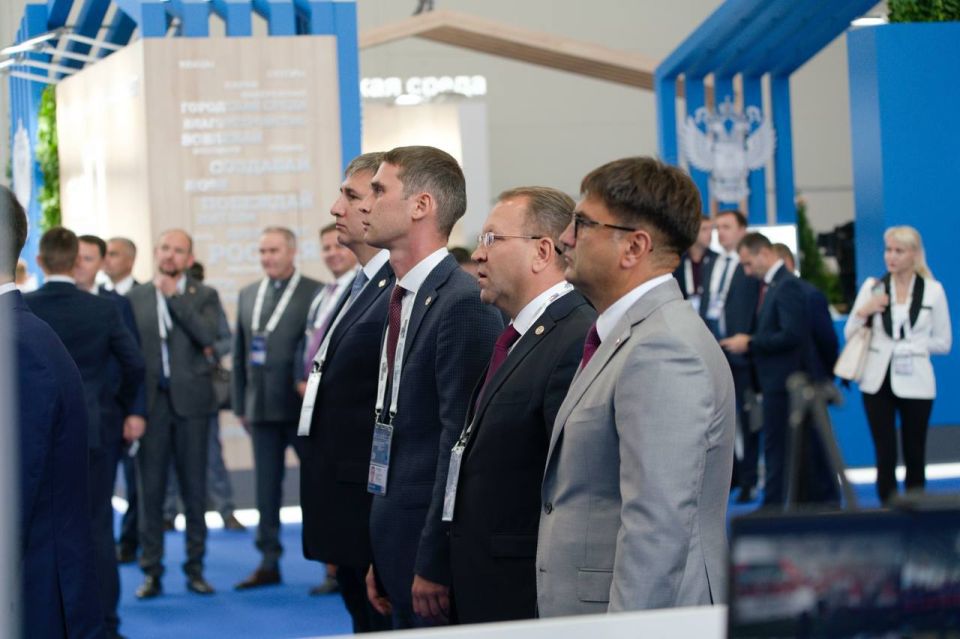Глава Минстроя России Ирек Файзуллин совместно с Раисом Республики Татарстан Рустамом Миннихановым принял участие в открытии футбольных манежей Глава Минстроя России Ирек Файзуллин совместно с Раисом Республики Татарстан Рустамом Миннихановым принял участие в открытии футбольных манежей