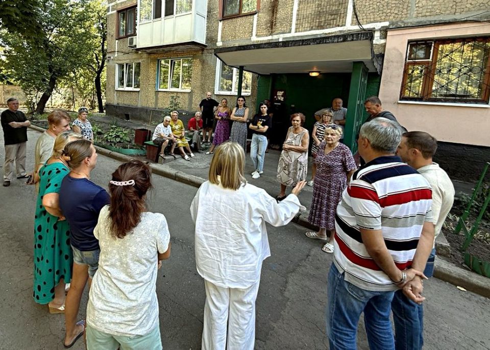 Иван Адамец: Встреча с жителями дома №5 по улице Фомина прошла с участием депутата Народного Совета ДНР Юрия Афендикова, депутатов Донецкого городского совета Сергея Остапенко и Валерия Солодовникова, а также первого... Иван Адамец: Встреча с жителями дома №5 по улице Фомина прошла с участием депутата Народного Совета ДНР Юрия Афендикова, депутатов Донецкого городского совета Сергея Остапенко и Валерия Солодовникова, а также первого...