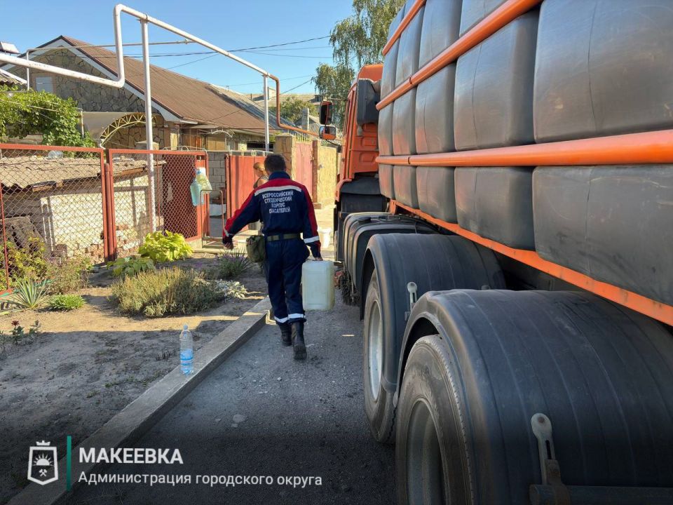 Волонтеры Всероссийского студенческого корпуса спасателей (ВСКС) помогают доставлять воду жителям Макеевки Волонтеры Всероссийского студенческого корпуса спасателей (ВСКС) помогают доставлять воду жителям Макеевки