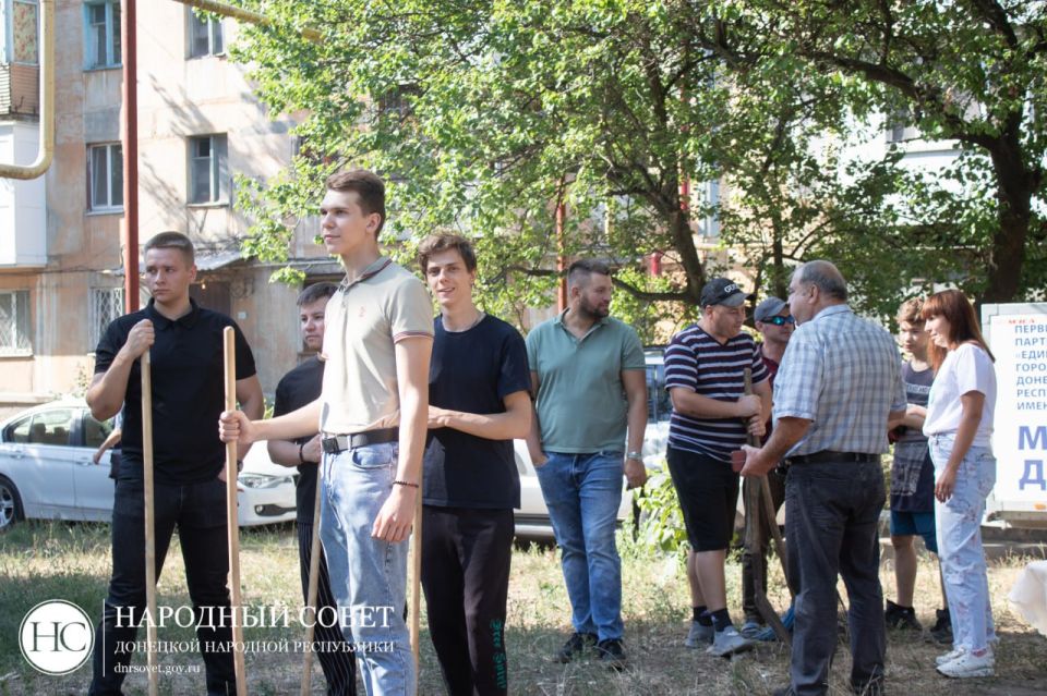 Депутаты Народного Совета фракций «Единой России», КПРФ и «Новых людей» во главе с Председателем Народного Совета ДНР Константином Кузьминым провели субботник вместе с молодежными организациями Депутаты Народного Совета фракций «Единой России», КПРФ и «Новых людей» во главе с Председателем Народного Совета ДНР Константином Кузьминым провели субботник вместе с молодежными организациями