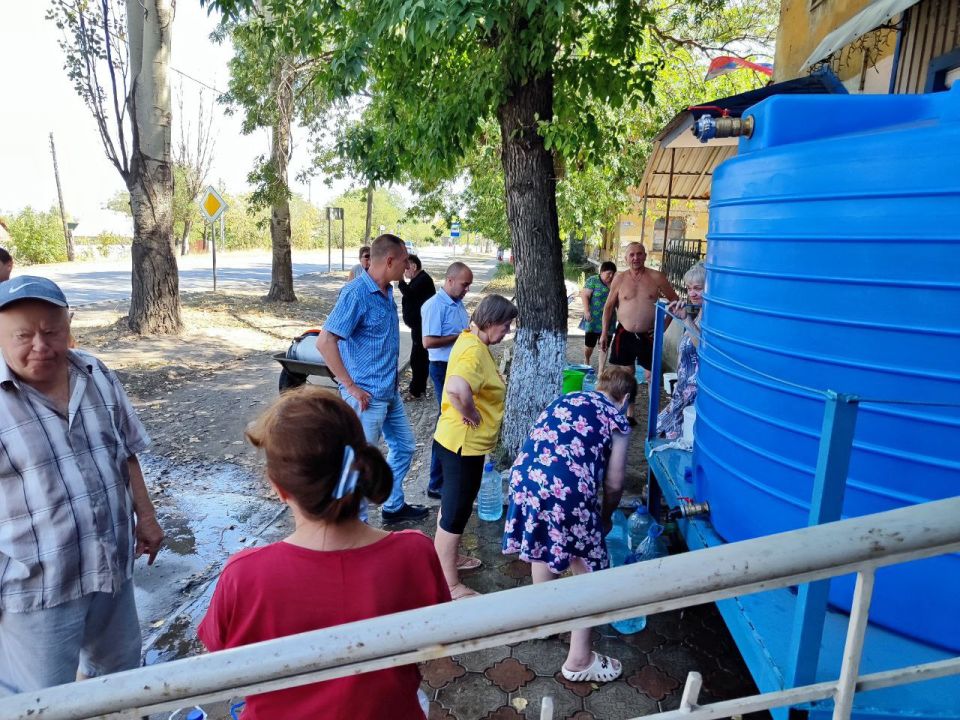 Сегодня, 21 августа, по поручению Главы Республики Дениса Пушилина, депутат Торезского городского совета Иван Масленников лично присутствовал при подвозе воды в ранее установленные емкости по адресу: проспект Гагарина, д. 137 Сегодня, 21 августа, по поручению Главы Республики Дениса Пушилина, депутат Торезского городского совета Иван Масленников лично присутствовал при подвозе воды в ранее установленные емкости по адресу: проспект Гагарина, д. 137