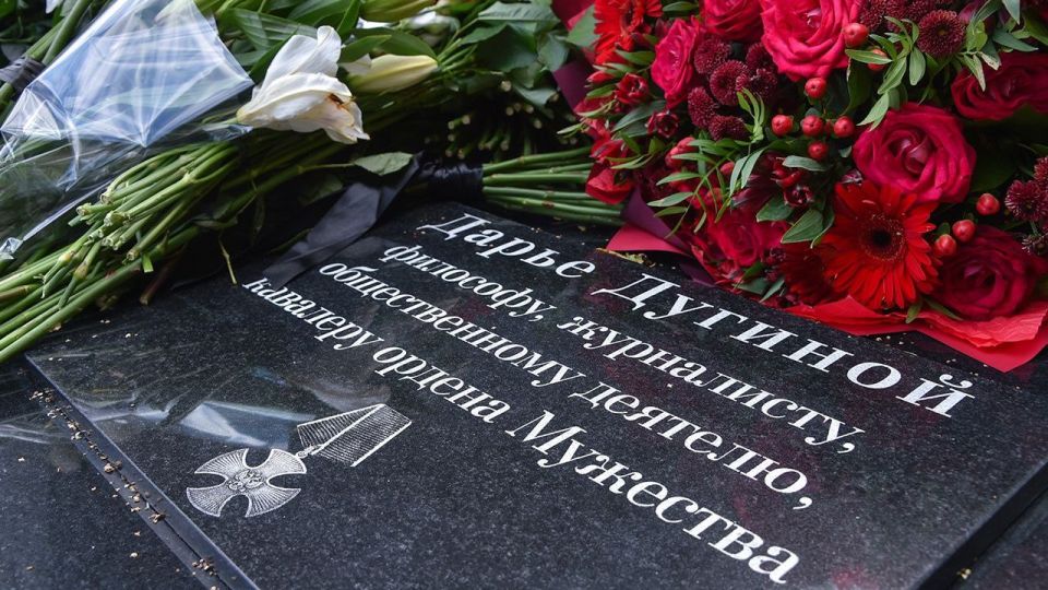 В Подмосковье открыли памятник Даши Дугиной в третью годовщину ее гибели В Подмосковье открыли памятник Даши Дугиной в третью годовщину ее гибели