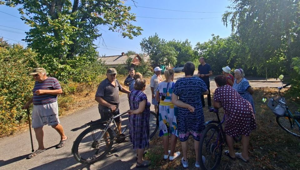 Во исполнение поручения Главы Донецкой Народной Республики Дениса Владимировича Пушилина о ведении постоянного диалога с людьми, сегодня, 21.08.2025г., заместитель главы администрации городского округа Дебальцево Евгений... Во исполнение поручения Главы Донецкой Народной Республики Дениса Владимировича Пушилина о ведении постоянного диалога с людьми, сегодня, 21.08.2025г., заместитель главы администрации городского округа Дебальцево Евгений...