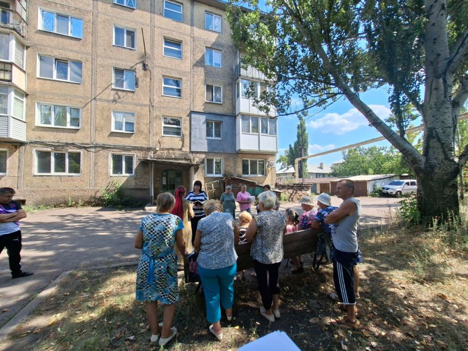 Сегодня, управляющий делами администрации городского округа Дебальцево Инна Рудакова провела встречу с жителями Заводского поселка Сегодня, управляющий делами администрации городского округа Дебальцево Инна Рудакова провела встречу с жителями Заводского поселка