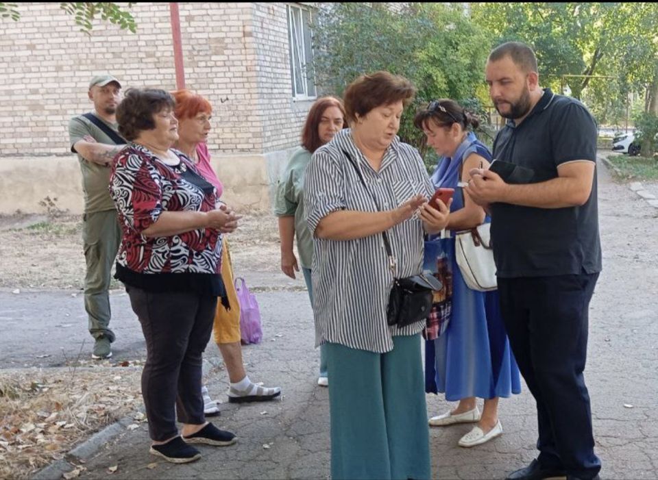 По поручению Главы ДНР Дениса Пушилина 21.08.2025 по адресу: г. Донецк, ул.Луговцова,14 состоялась встреча с жителями района, на которой присутствовали заместитель руководителя Управы Ленинского внутригородского района... По поручению Главы ДНР Дениса Пушилина 21.08.2025 по адресу: г. Донецк, ул.Луговцова,14 состоялась встреча с жителями района, на которой присутствовали заместитель руководителя Управы Ленинского внутригородского района...
