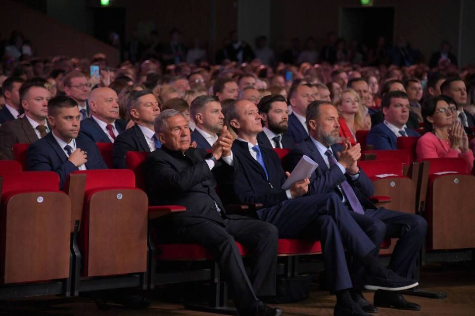 Глава Минстроя России Ирек Файзуллин на пленарной сессии Х Всероссийского форума «Развитие малых городов и исторических поселений» Глава Минстроя России Ирек Файзуллин на пленарной сессии Х Всероссийского форума «Развитие малых городов и исторических поселений»
