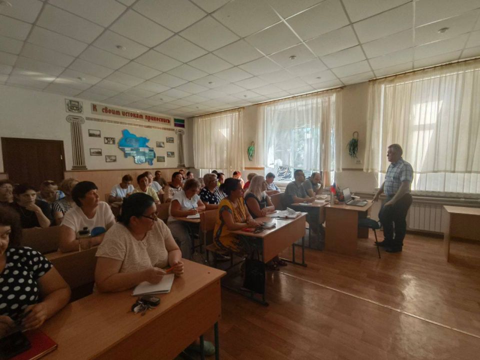 Секретарь #Комитет_по_промышленности_и_торговле Сергей Дмитриев провел встречу с коллективом ГБОУ «Старобешевская школа №1» Секретарь #Комитет_по_промышленности_и_торговле Сергей Дмитриев провел встречу с коллективом ГБОУ «Старобешевская школа №1»