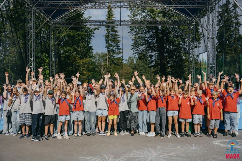Председатель комитета по образованию Ленобласти навестила детей из Енакиево в лагере «Маяк» Председатель комитета по образованию Ленобласти навестила детей из Енакиево в лагере «Маяк»