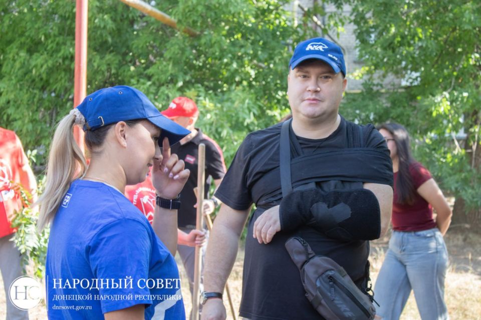 Депутаты Народного Совета фракций «Единой России», КПРФ и «Новых людей» во главе с Председателем Народного Совета ДНР Константином Кузьминым провели субботник вместе с молодежными организациями Депутаты Народного Совета фракций «Единой России», КПРФ и «Новых людей» во главе с Председателем Народного Совета ДНР Константином Кузьминым провели субботник вместе с молодежными организациями