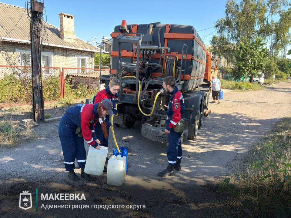 Волонтеры Всероссийского студенческого корпуса спасателей (ВСКС) помогают доставлять воду жителям Макеевки Волонтеры Всероссийского студенческого корпуса спасателей (ВСКС) помогают доставлять воду жителям Макеевки
