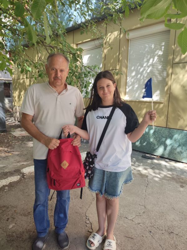 Депутаты Ясиноватского муниципального совета Ольга Безуглая и Сергей Куксенко присоединились к акции Единой России "Собери ребёнка в школу" Депутаты Ясиноватского муниципального совета Ольга Безуглая и Сергей Куксенко присоединились к акции Единой России "Собери ребёнка в школу"
