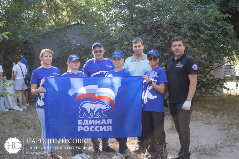 Депутаты Народного Совета фракций «Единой России», КПРФ и «Новых людей» во главе с Председателем Народного Совета ДНР Константином Кузьминым провели субботник вместе с молодежными организациями Депутаты Народного Совета фракций «Единой России», КПРФ и «Новых людей» во главе с Председателем Народного Совета ДНР Константином Кузьминым провели субботник вместе с молодежными организациями