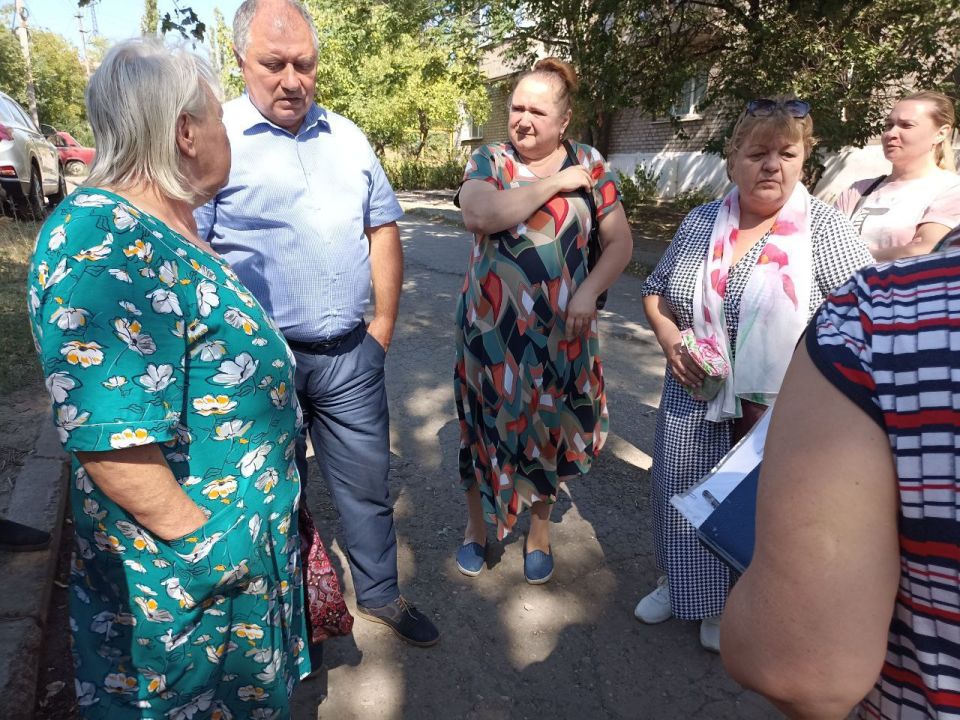Игорь Мартынов: Встреча с населением. 21 августа, согласно утвержденному графику, заместитель главы администрации муниципального образования городского округа Енакиево Сергей Божик провел выездные встречи с населением на... Игорь Мартынов: Встреча с населением. 21 августа, согласно утвержденному графику, заместитель главы администрации муниципального образования городского округа Енакиево Сергей Божик провел выездные встречи с населением на...