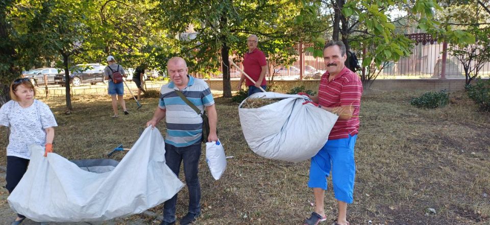 Валентин Левченко: В Управу Киевского внутригородского района обратился настоятель Свято-Воскресенского храма, что на Шахтерской площади, с просьбой привести в порядок прилегающую к храму территорию и помочь в уборке... Валентин Левченко: В Управу Киевского внутригородского района обратился настоятель Свято-Воскресенского храма, что на Шахтерской площади, с просьбой привести в порядок прилегающую к храму территорию и помочь в уборке...