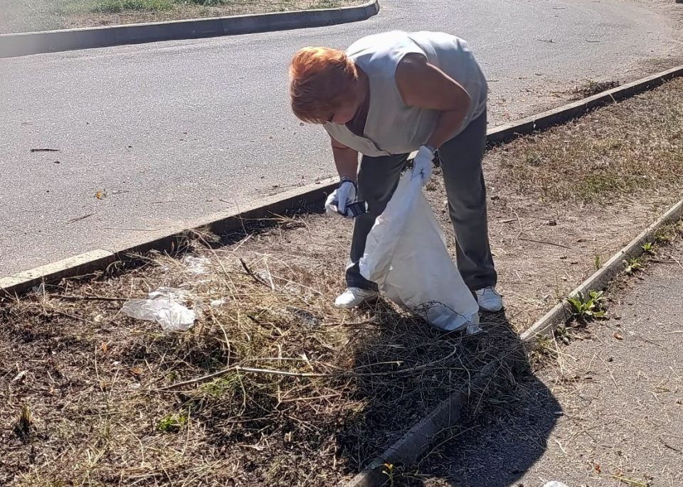 "Чистый четверг". В Куйбышевском районе сотрудники управы, коммунальной службы и СШОР по футболу провели акцию "Чистый четверг". Совместными усилиями они очистили часть улицы Бестужева от мусора и сухой растительности "Чистый четверг". В Куйбышевском районе сотрудники управы, коммунальной службы и СШОР по футболу провели акцию "Чистый четверг". Совместными усилиями они очистили часть улицы Бестужева от мусора и сухой растительности