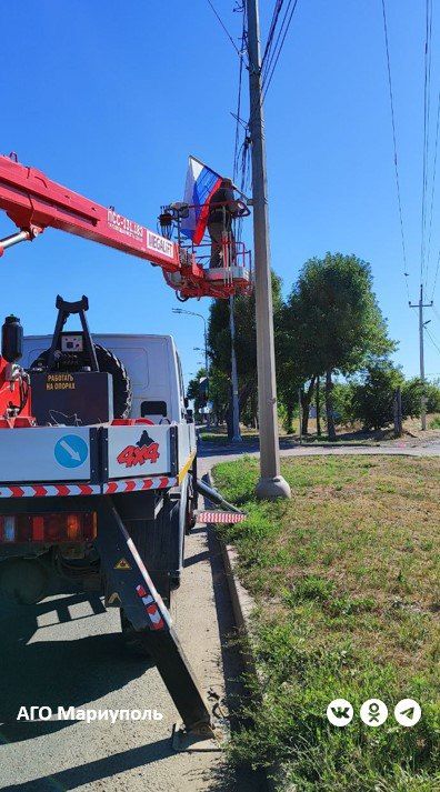 «Мариупольгорсвет» украшает городские улицы государственной символикой «Мариупольгорсвет» украшает городские улицы государственной символикой