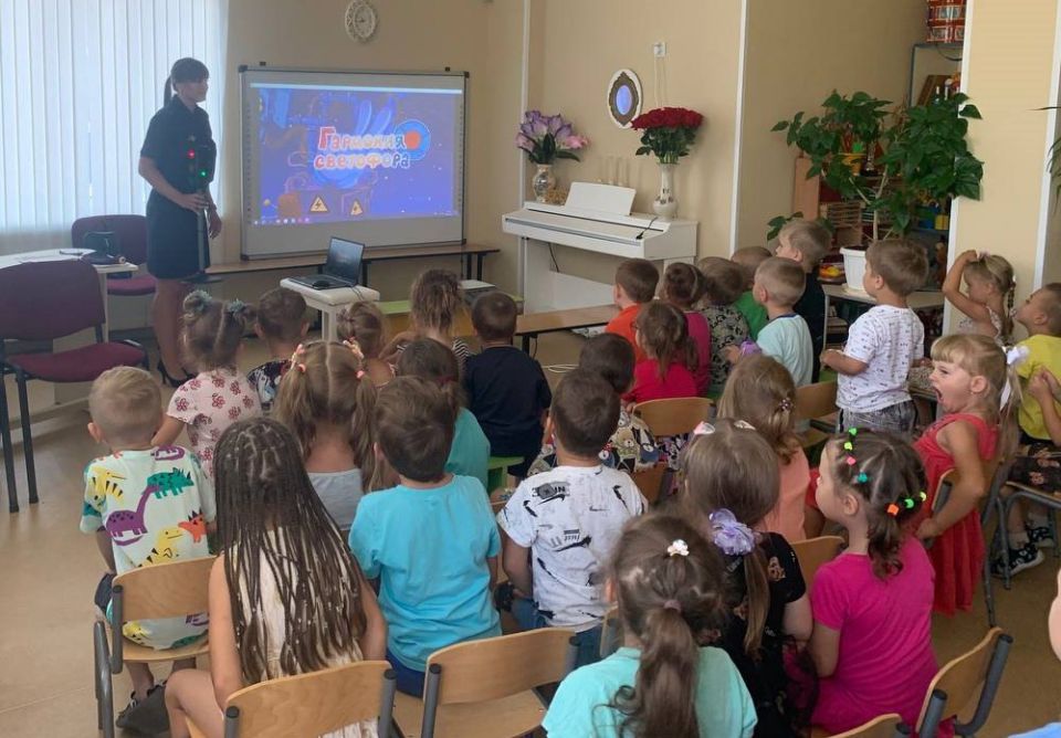 Для дошколят Мариуполя сотрудники ГАИ провели урок по правилам дорожной безопасности Для дошколят Мариуполя сотрудники ГАИ провели урок по правилам дорожной безопасности