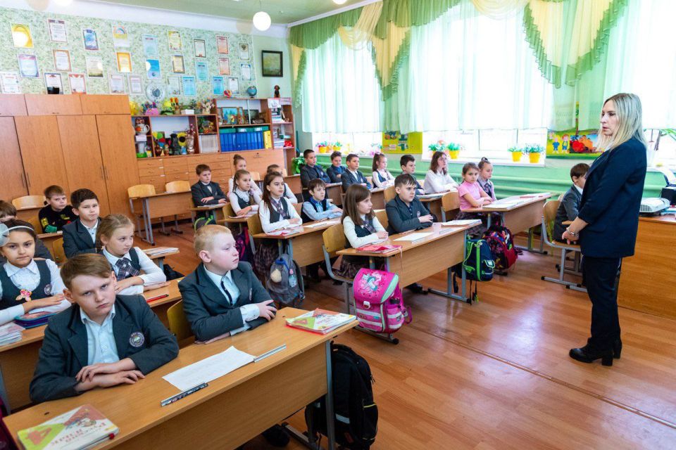 #Макеевке_335. Педагогические династии Макеевки, посвятившие себя образованию и воспитанию подрастающего поколения В Макеевке существуют более шестидесяти настоящих педагогических династий #Макеевке_335. Педагогические династии Макеевки, посвятившие себя образованию и воспитанию подрастающего поколения В Макеевке существуют более шестидесяти настоящих педагогических династий