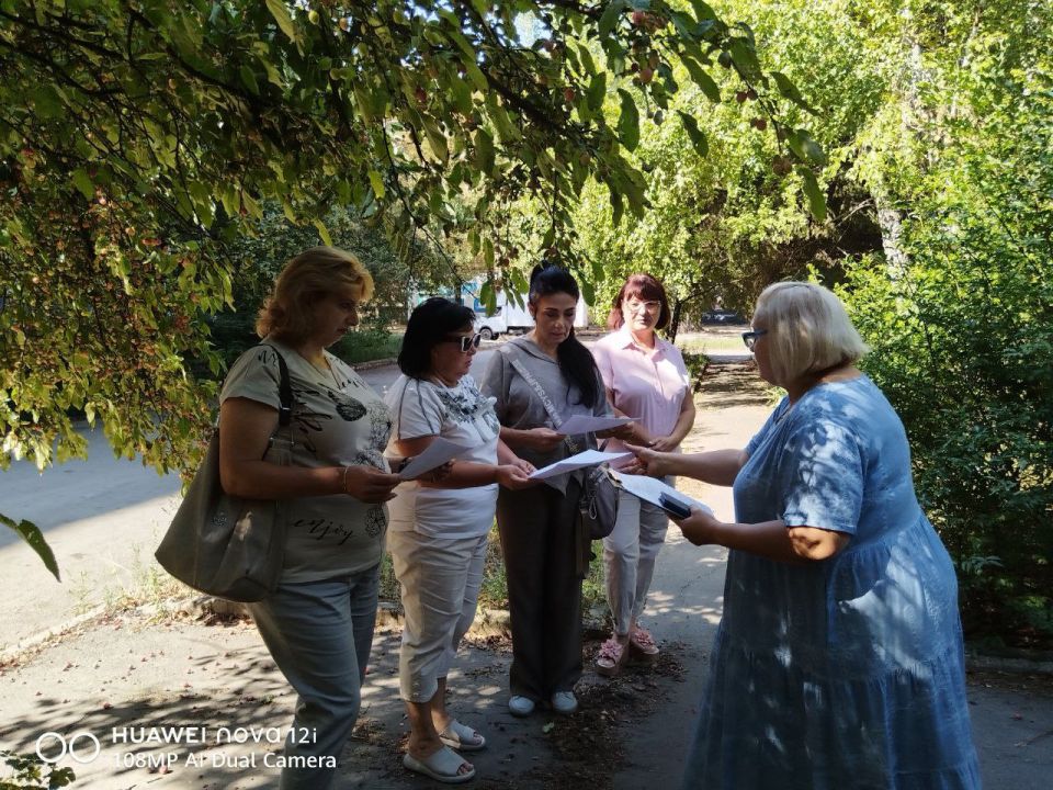 Для обеспечения водой жителей района Управой Кировского внутригородского района ежедневно осуществляется подвоз воды для жителей домов, в которые в установленный графиком день не поступила вода Для обеспечения водой жителей района Управой Кировского внутригородского района ежедневно осуществляется подвоз воды для жителей домов, в которые в установленный графиком день не поступила вода