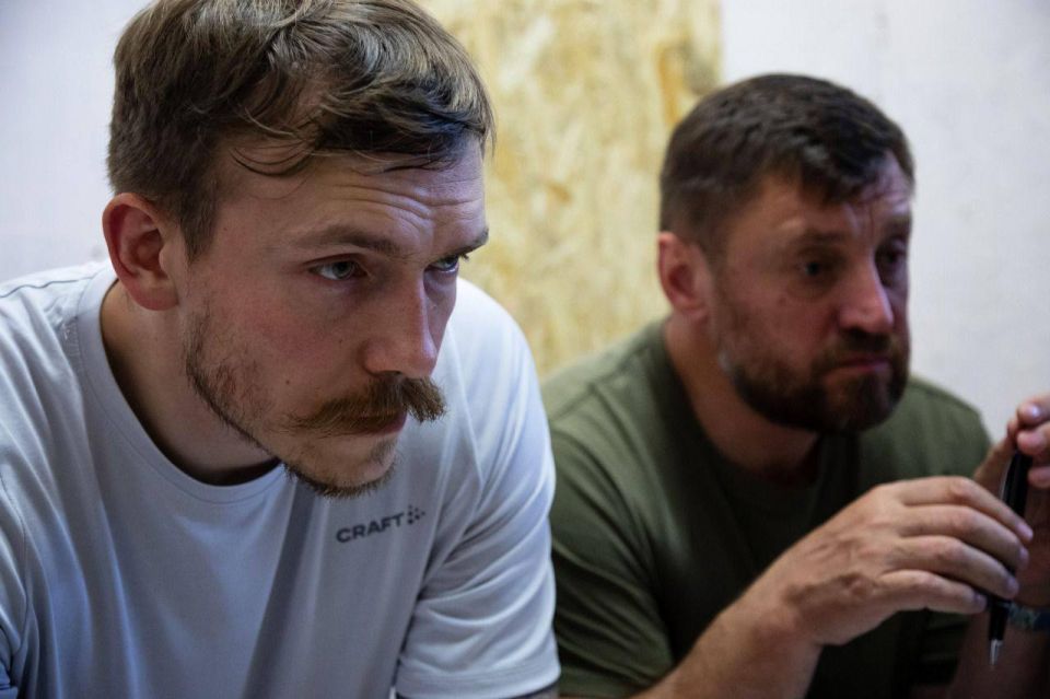 Сырский дает указания Редису и главному бплашнику Мадьяру хитрый план контрнаступа на Покровском направлении Сырский дает указания Редису и главному бплашнику Мадьяру хитрый план контрнаступа на Покровском направлении
