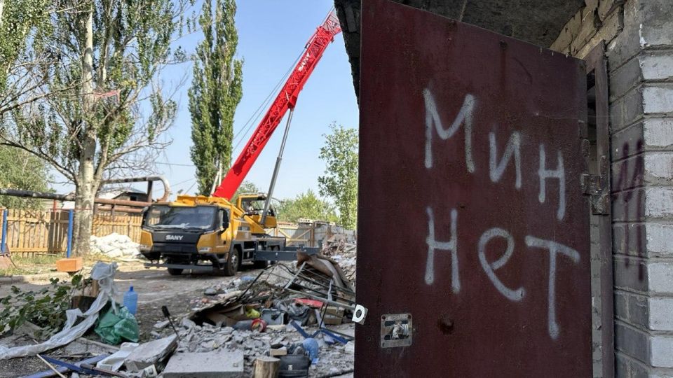 В Авдеевке восстанавливают разрушенный дом В Авдеевке восстанавливают разрушенный дом