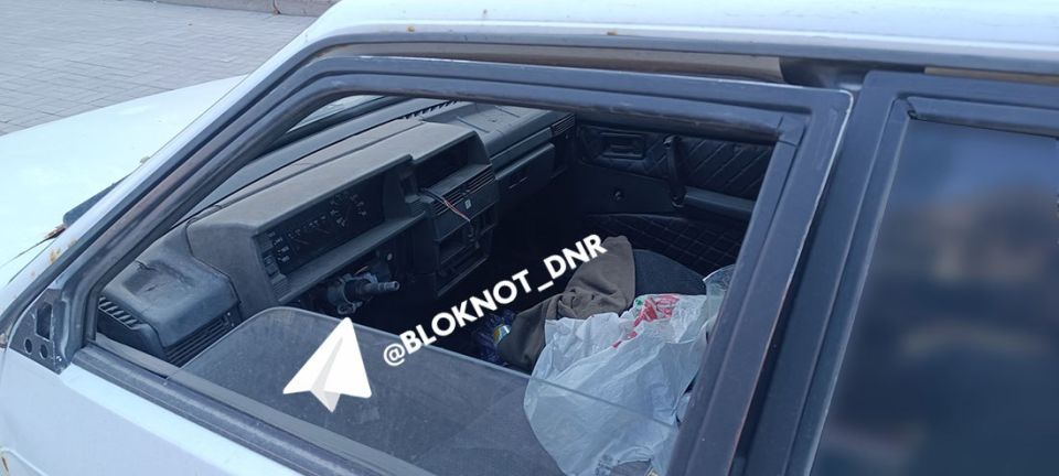Авторазборка в центре Донецка: на площади Ленина брошенную тачку растаскивают по запчастям Авторазборка в центре Донецка: на площади Ленина брошенную тачку растаскивают по запчастям