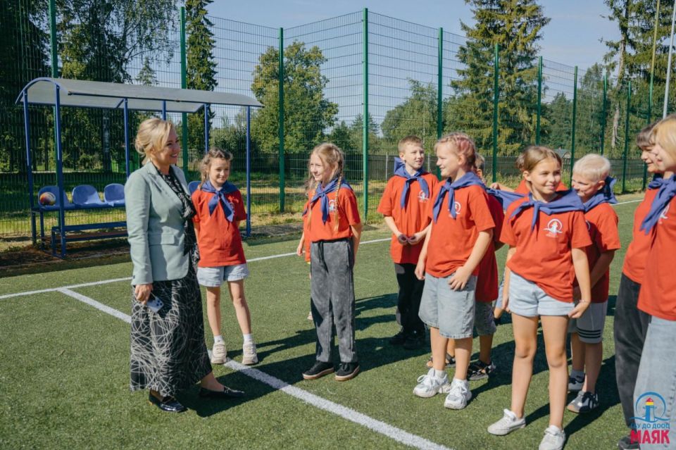 Председатель комитета по образованию Ленобласти навестила детей из Енакиево в лагере «Маяк» Председатель комитета по образованию Ленобласти навестила детей из Енакиево в лагере «Маяк»