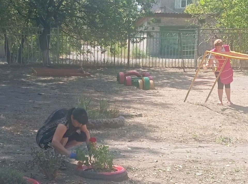 Силами сотрудников ГК ДОУ «Детский сад № 29 общеразвивающего вида городского округа Макеевка» при содействии индивидуального предпринимателя Алексея Боршош, были проведены работы по приведению территории учреждения в... Силами сотрудников ГК ДОУ «Детский сад № 29 общеразвивающего вида городского округа Макеевка» при содействии индивидуального предпринимателя Алексея Боршош, были проведены работы по приведению территории учреждения в...