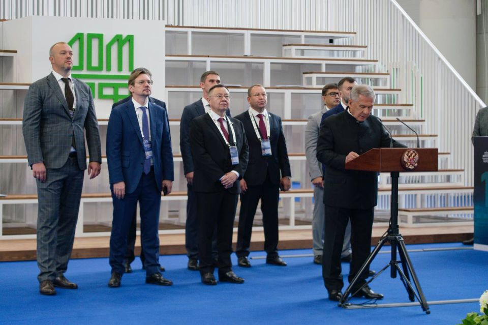 Глава Минстроя России Ирек Файзуллин совместно с Раисом Республики Татарстан Рустамом Миннихановым принял участие в открытии футбольных манежей Глава Минстроя России Ирек Файзуллин совместно с Раисом Республики Татарстан Рустамом Миннихановым принял участие в открытии футбольных манежей