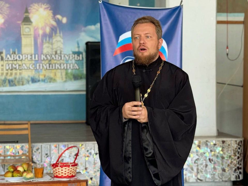 По поручению Главы Республики, секретаря Донецкого регионального отделения Единой России, Дениса Владимировича Пушилина председатель Женсовета Будёновского района города Донецка, активистка ЖДЕР Ольга Михайловна Жукова... По поручению Главы Республики, секретаря Донецкого регионального отделения Единой России, Дениса Владимировича Пушилина председатель Женсовета Будёновского района города Донецка, активистка ЖДЕР Ольга Михайловна Жукова...