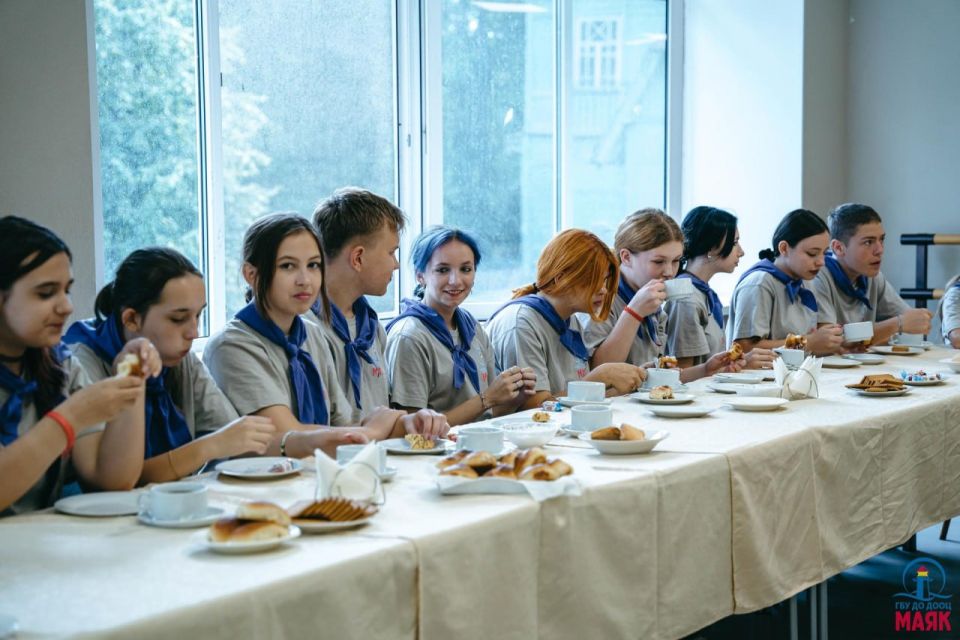 Председатель комитета по образованию Ленобласти навестила детей из Енакиево в лагере «Маяк» Председатель комитета по образованию Ленобласти навестила детей из Енакиево в лагере «Маяк»