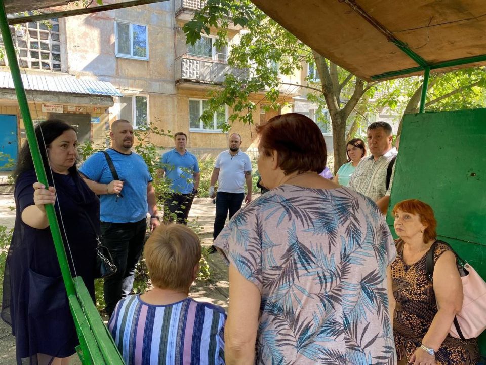 Заместитель председателя #Комитет_по_вопросам_агропромышленного_комплекса_земельных_отношений Максим Королюк (фракция «Единая Россия») и глава Администрации городского округа Харцызск Виктория Жукова встретились с жителями... Заместитель председателя #Комитет_по_вопросам_агропромышленного_комплекса_земельных_отношений Максим Королюк (фракция «Единая Россия») и глава Администрации городского округа Харцызск Виктория Жукова встретились с жителями...