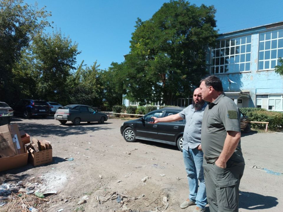 Глава Амвросиевского муниципального округа Игорь Лызов совместно с начальником Управления ЖКХ Виталием Щурвым проинспектировал площадки сбора твёрдых коммунальных отходов в городе Глава Амвросиевского муниципального округа Игорь Лызов совместно с начальником Управления ЖКХ Виталием Щурвым проинспектировал площадки сбора твёрдых коммунальных отходов в городе