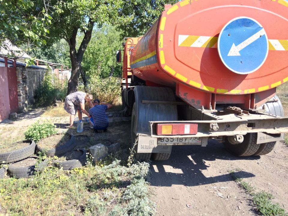 Для обеспечения водой жителей района Управой Кировского внутригородского района ежедневно осуществляется подвоз воды для жителей домов, в которые в установленный графиком день не поступила вода Для обеспечения водой жителей района Управой Кировского внутригородского района ежедневно осуществляется подвоз воды для жителей домов, в которые в установленный графиком день не поступила вода