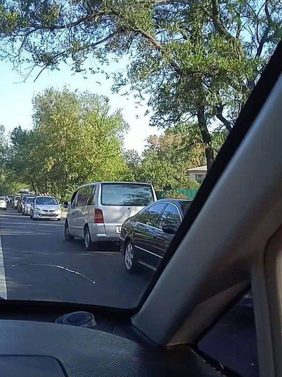 Сотни автомобилей: очередь в МРЭО на улице в Донецке «вылезла» на Левобережную Сотни автомобилей: очередь в МРЭО на улице в Донецке «вылезла» на Левобережную