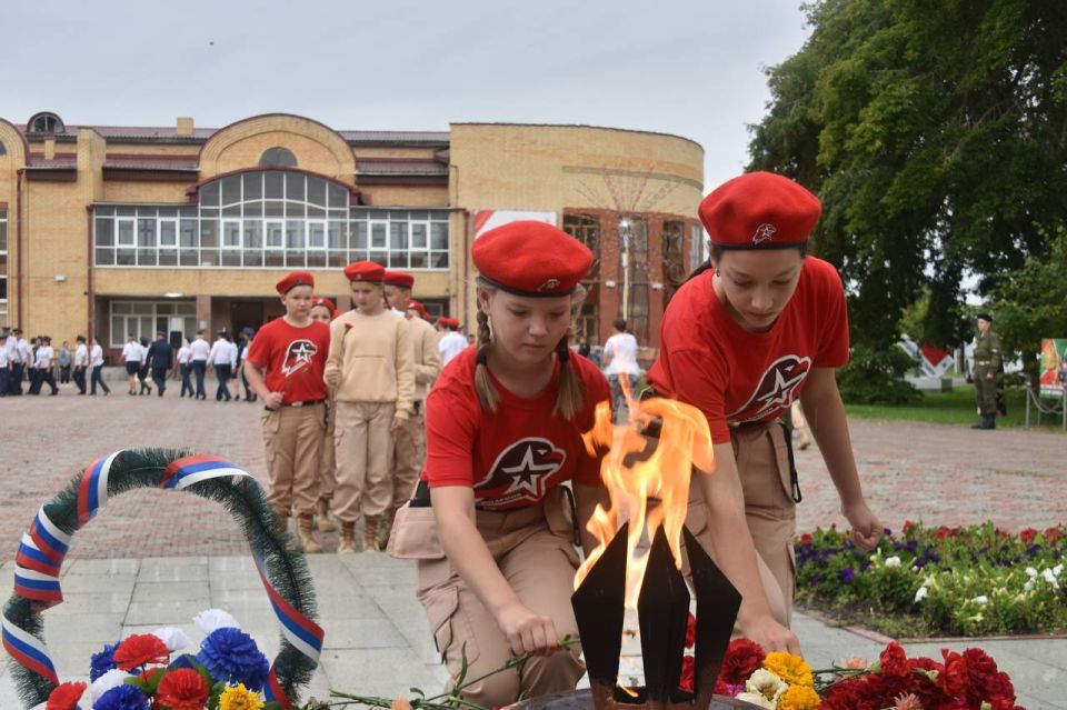 Эхо Победы сквозь годы. На площади Памяти в Бердюжье Тюменской области юнармейцы приняли участие в акции «Дорога памяти», приуроченной к Году защитника Отечества и 80-летию Великой Победы Эхо Победы сквозь годы. На площади Памяти в Бердюжье Тюменской области юнармейцы приняли участие в акции «Дорога памяти», приуроченной к Году защитника Отечества и 80-летию Великой Победы