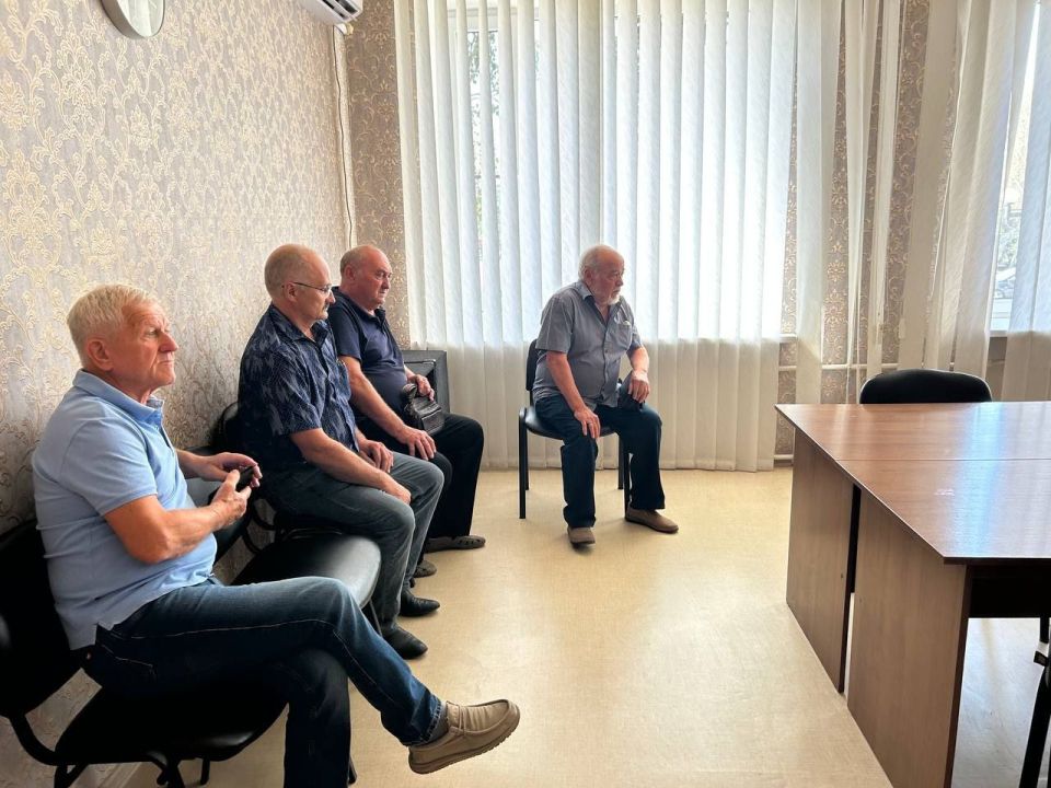 Сегодня, 21 августа 2025 года Глава муниципального образования городской округ Торез Артем Чесноков провел прием населения по личным вопросам Сегодня, 21 августа 2025 года Глава муниципального образования городской округ Торез Артем Чесноков провел прием населения по личным вопросам