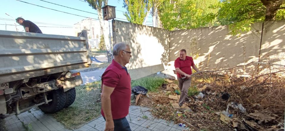 Валентин Левченко: В Управу Киевского внутригородского района обратился настоятель Свято-Воскресенского храма, что на Шахтерской площади, с просьбой привести в порядок прилегающую к храму территорию и помочь в уборке... Валентин Левченко: В Управу Киевского внутригородского района обратился настоятель Свято-Воскресенского храма, что на Шахтерской площади, с просьбой привести в порядок прилегающую к храму территорию и помочь в уборке...