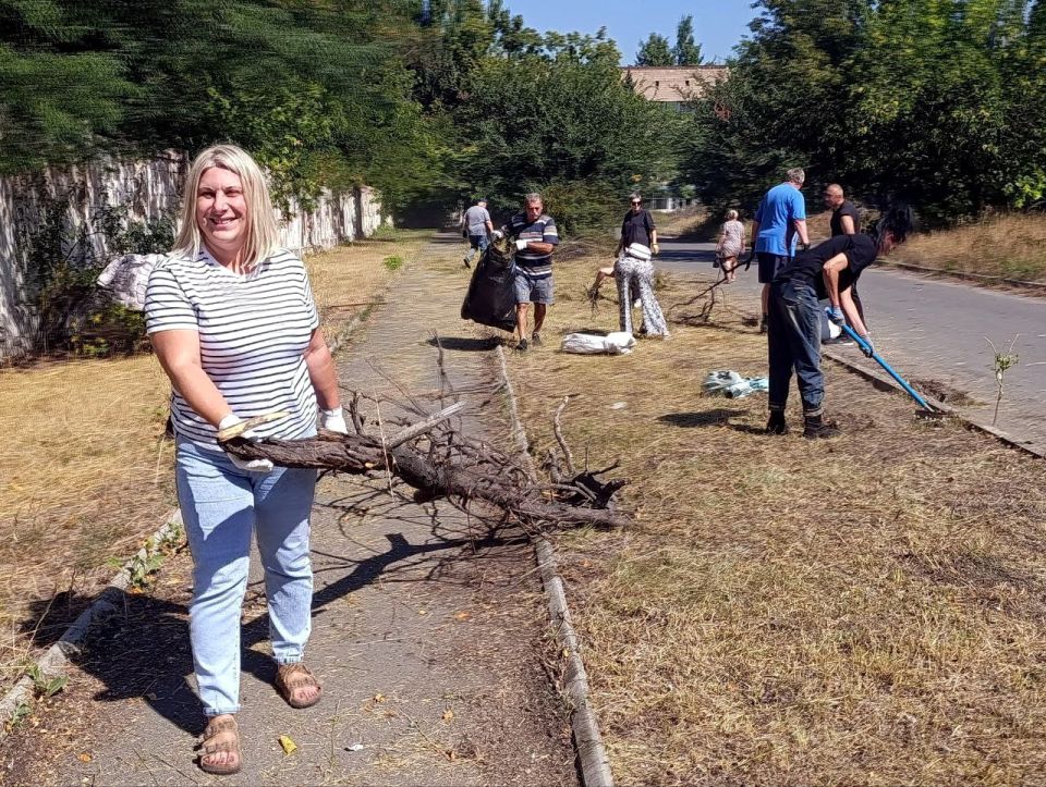 "Чистый четверг". В Куйбышевском районе сотрудники управы, коммунальной службы и СШОР по футболу провели акцию "Чистый четверг". Совместными усилиями они очистили часть улицы Бестужева от мусора и сухой растительности "Чистый четверг". В Куйбышевском районе сотрудники управы, коммунальной службы и СШОР по футболу провели акцию "Чистый четверг". Совместными усилиями они очистили часть улицы Бестужева от мусора и сухой растительности