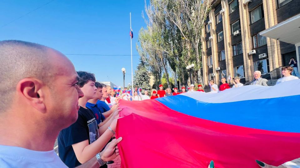 В День флага Российской Федерации молодежь Тореза совместно с депутатским корпусом развернули триколор перед зданием администрации В День флага Российской Федерации молодежь Тореза совместно с депутатским корпусом развернули триколор перед зданием администрации