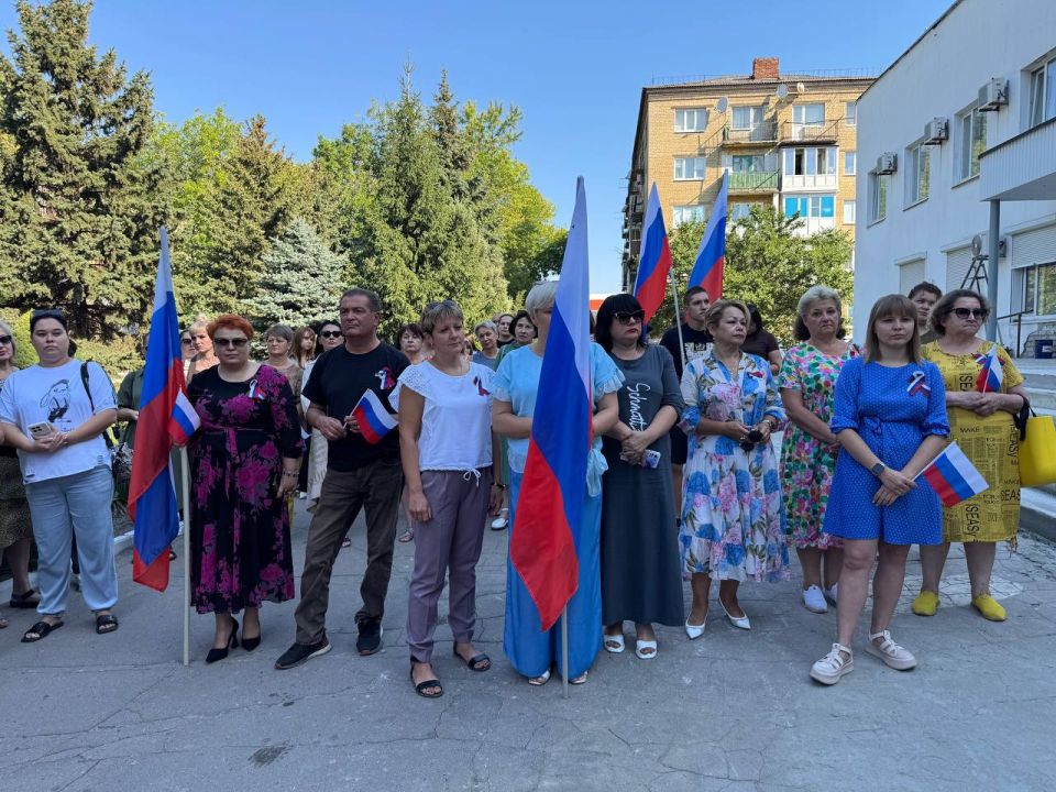 В Ждановке прошла тематическая программа ко Дню государственного флага России «Гордо реет флаг державный» В Ждановке прошла тематическая программа ко Дню государственного флага России «Гордо реет флаг державный»
