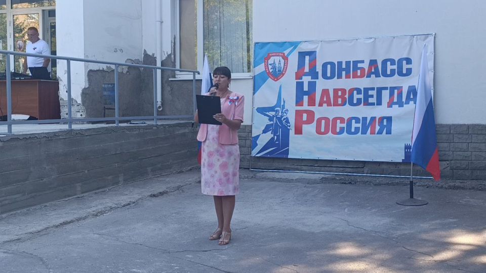 В Ждановке прошла тематическая программа ко Дню государственного флага России «Гордо реет флаг державный» В Ждановке прошла тематическая программа ко Дню государственного флага России «Гордо реет флаг державный»