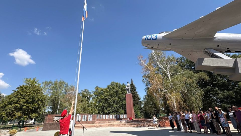Праздничное мероприятие, посвященное Дню флага России Праздничное мероприятие, посвященное Дню флага России