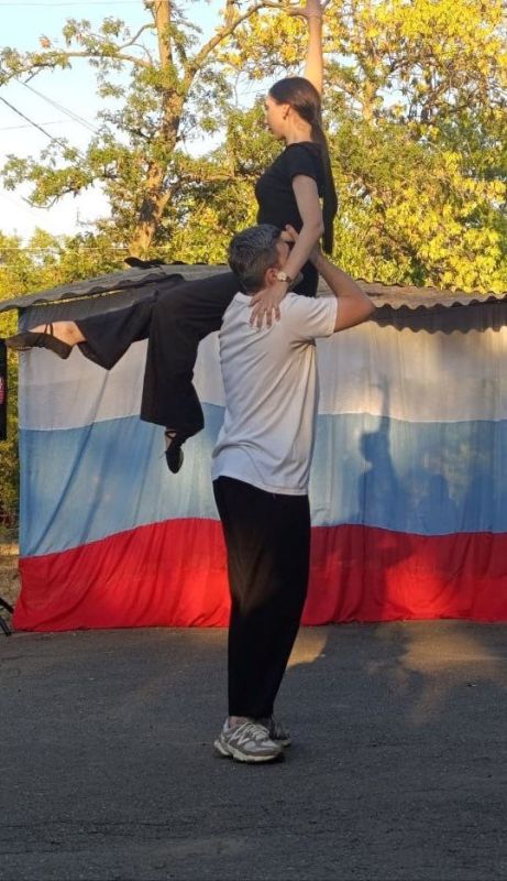 Николай Михайлов: В Комсомольское прошел праздничный концерт ко Дню флага Российской Федерации Николай Михайлов: В Комсомольское прошел праздничный концерт ко Дню флага Российской Федерации
