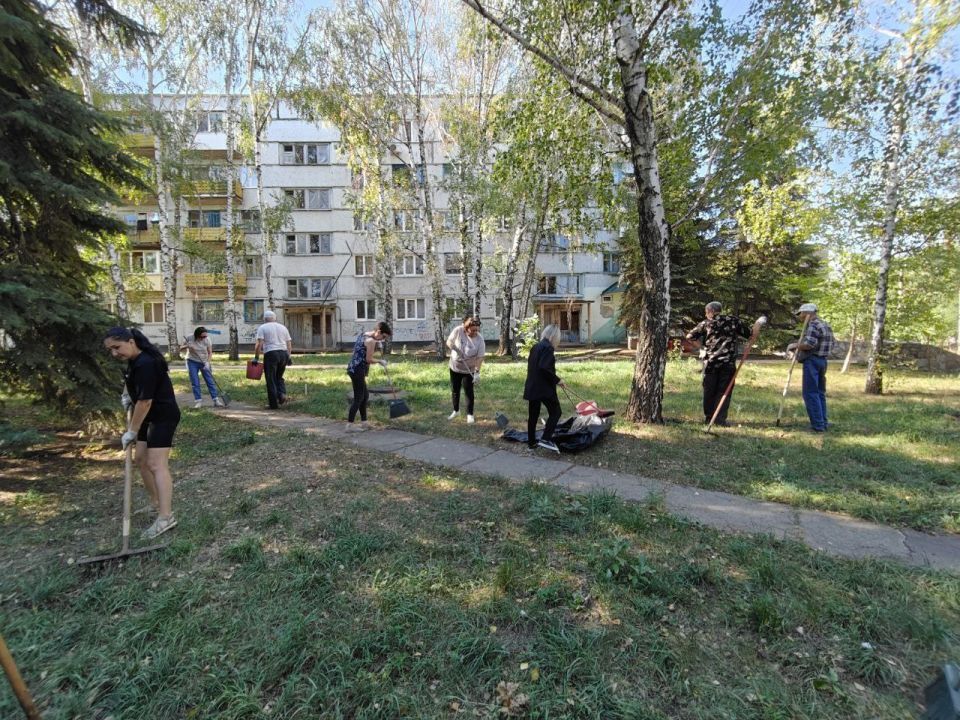 По партийному проекту "Чистая страна" в городе Светлодарск прошёл экологический субботник, приуроченный к одному из самых значимых государственных праздников России – Дня Государственного флага! По партийному проекту "Чистая страна" в городе Светлодарск прошёл экологический субботник, приуроченный к одному из самых значимых государственных праздников России – Дня Государственного флага!