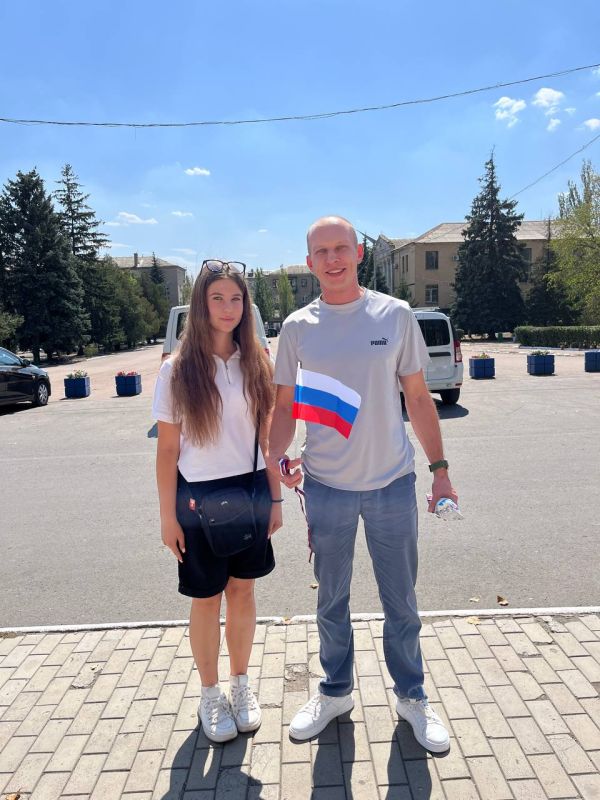 День флага РФ — праздник, который еще раз подчеркивает величие и силу наших государственных знаков День флага РФ — праздник, который еще раз подчеркивает величие и силу наших государственных знаков