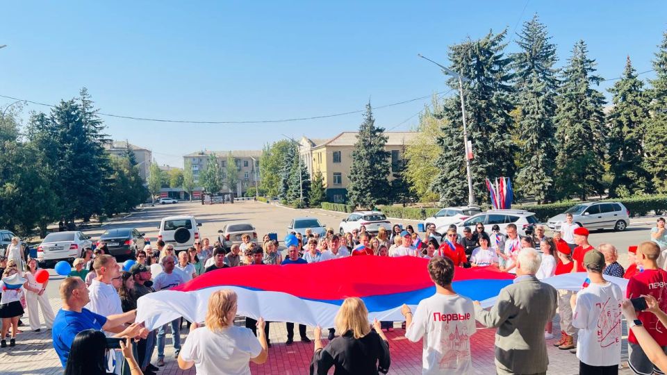 В День флага Российской Федерации молодежь Тореза совместно с депутатским корпусом развернули триколор перед зданием администрации В День флага Российской Федерации молодежь Тореза совместно с депутатским корпусом развернули триколор перед зданием администрации