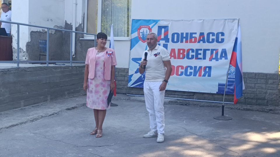 В Ждановке прошла тематическая программа ко Дню государственного флага России «Гордо реет флаг державный» В Ждановке прошла тематическая программа ко Дню государственного флага России «Гордо реет флаг державный»