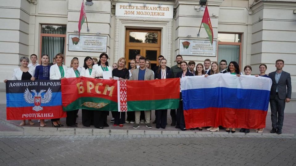 Альбина Афенченко: Сегодня мы отмечаем день государственного флага Российской Федерации — символа нашей страны, ее независимости и единства Альбина Афенченко: Сегодня мы отмечаем день государственного флага Российской Федерации — символа нашей страны, ее независимости и единства